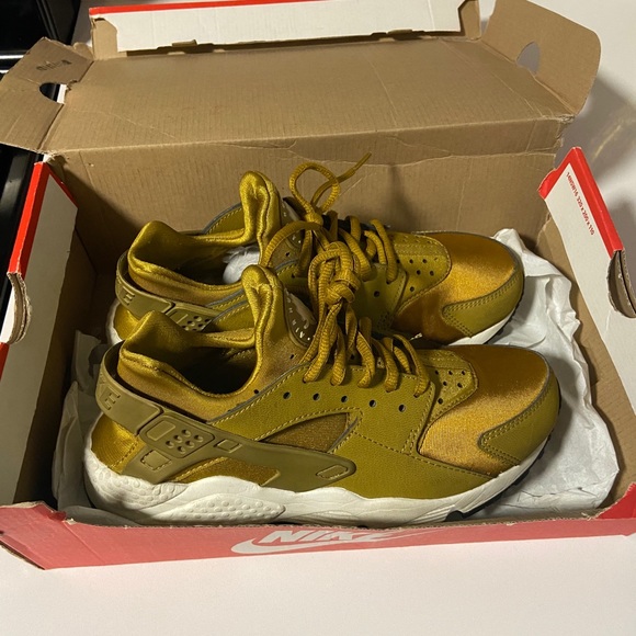 Woman Air Huarache Sneakers - Picture 1 of 6